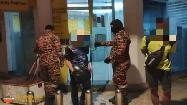 凌晨提款感应门上锁 2青年受困ATM室