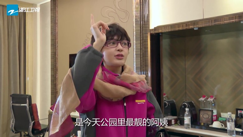 Baby自毁颜值 大妈上身公园跳舞