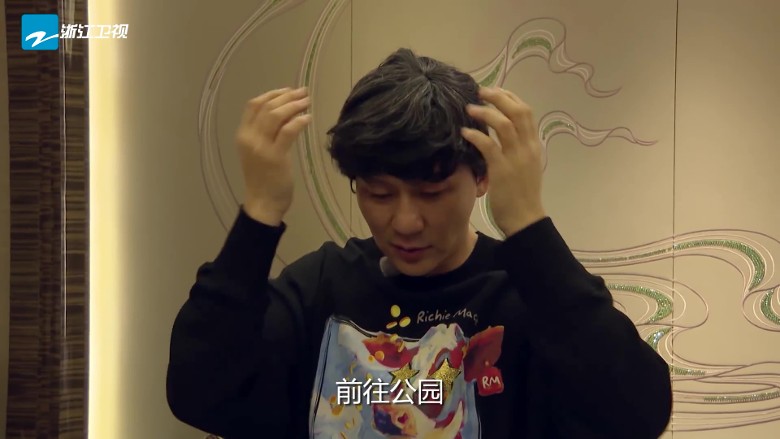 Baby自毁颜值 大妈上身公园跳舞