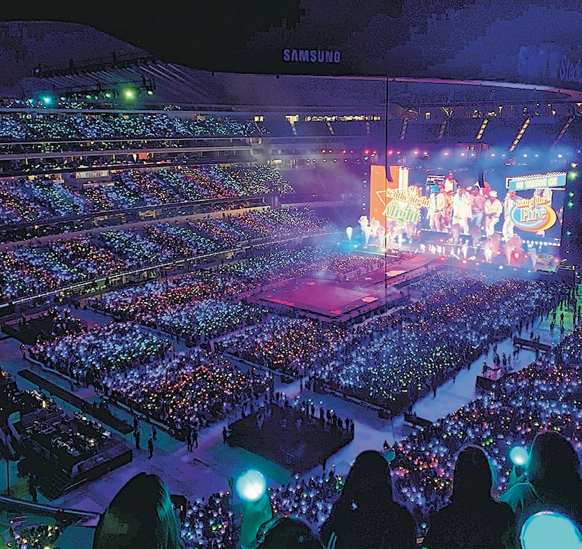 BTS美开唱吸18万人群聚  防疫到位观众戴口罩听歌