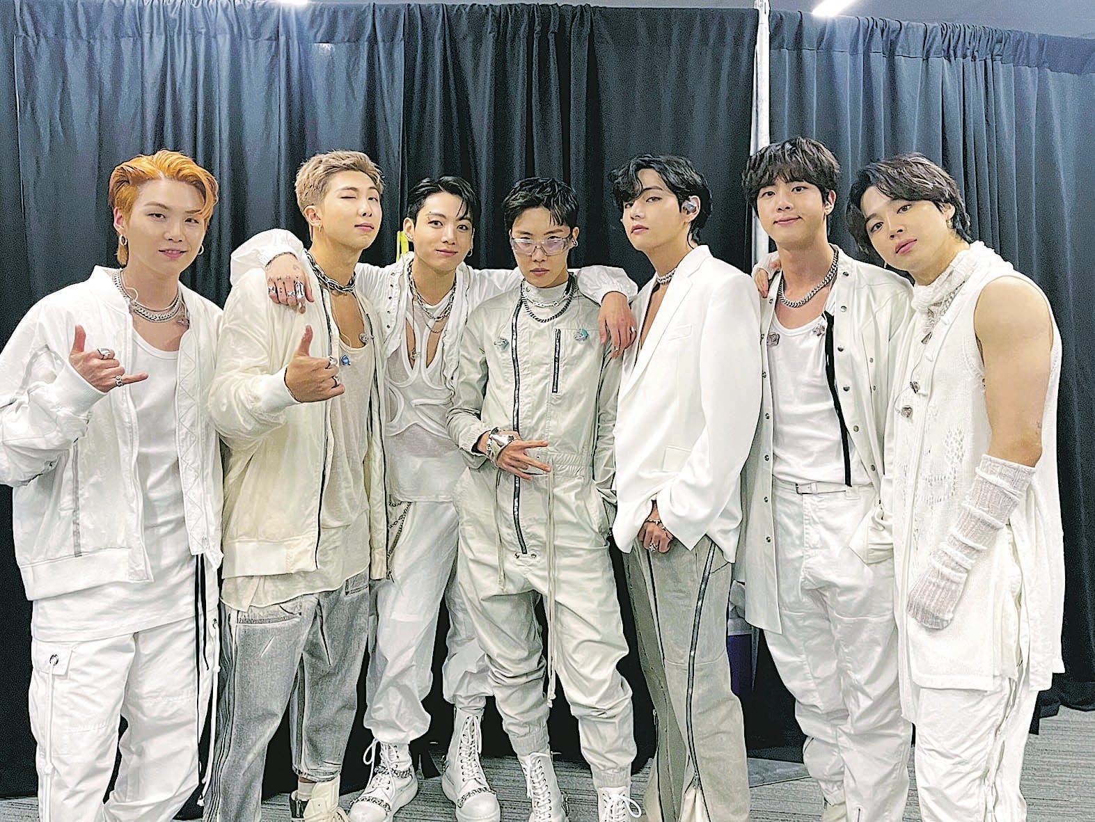 BTS美开唱吸18万人群聚  防疫到位观众戴口罩听歌