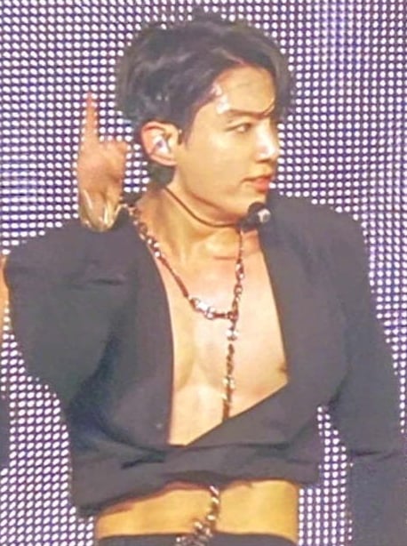 BTS美开唱吸18万人群聚  防疫到位观众戴口罩听歌