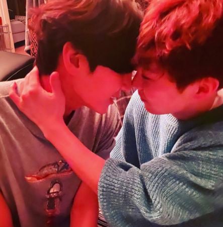 与Xiumin亲密靠头贴鼻子 Leo撇同性恋是兄弟情