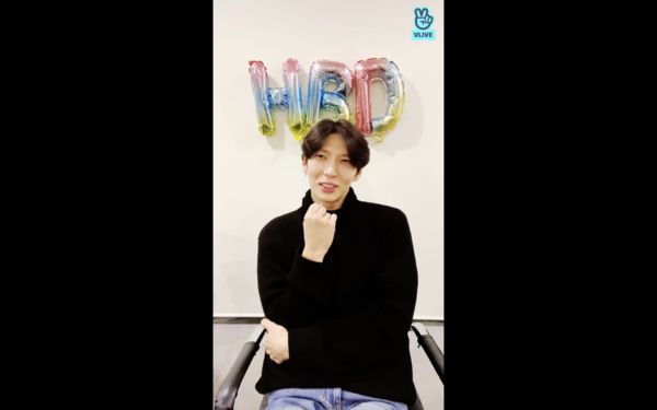 与Xiumin亲密靠头贴鼻子 Leo撇同性恋是兄弟情