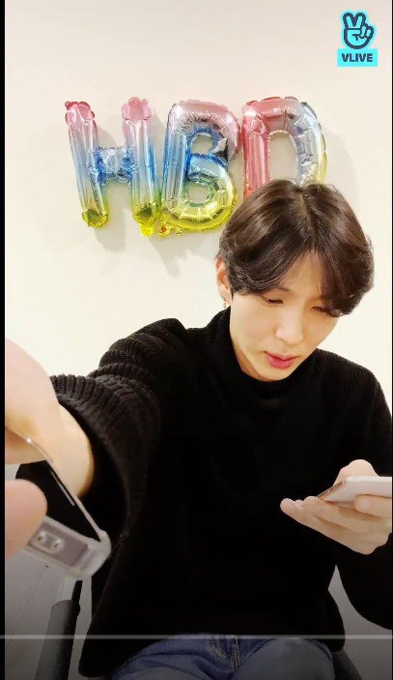 与Xiumin亲密靠头贴鼻子 Leo撇同性恋是兄弟情