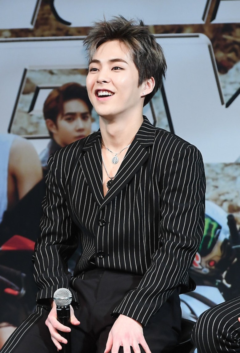 与Xiumin亲密靠头贴鼻子 Leo撇同性恋是兄弟情