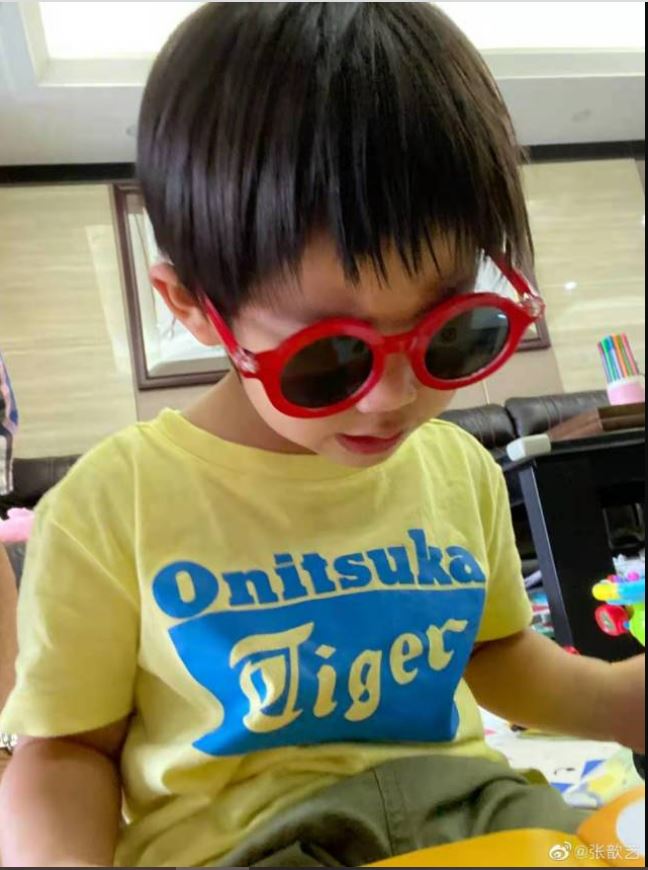 为儿子理发失手剪伤耳朵 张歆艺吓到大哭