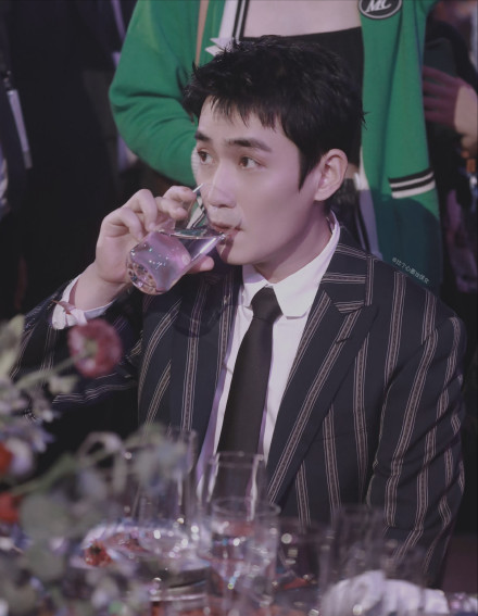 ​李现“助攻”站陈伟霆旁边  Baby慌避急得尴尬转圈