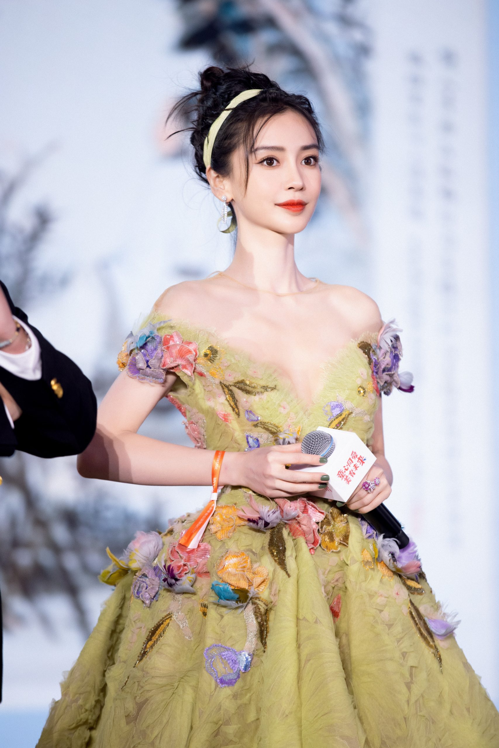 ​李现“助攻”站陈伟霆旁边  Baby慌避急得尴尬转圈