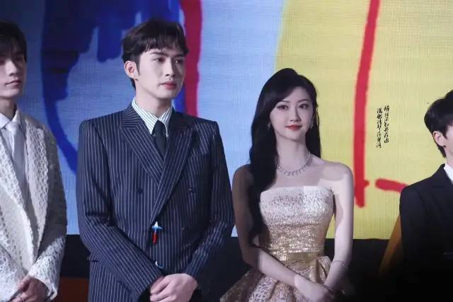 ​李现“助攻”站陈伟霆旁边  Baby慌避急得尴尬转圈