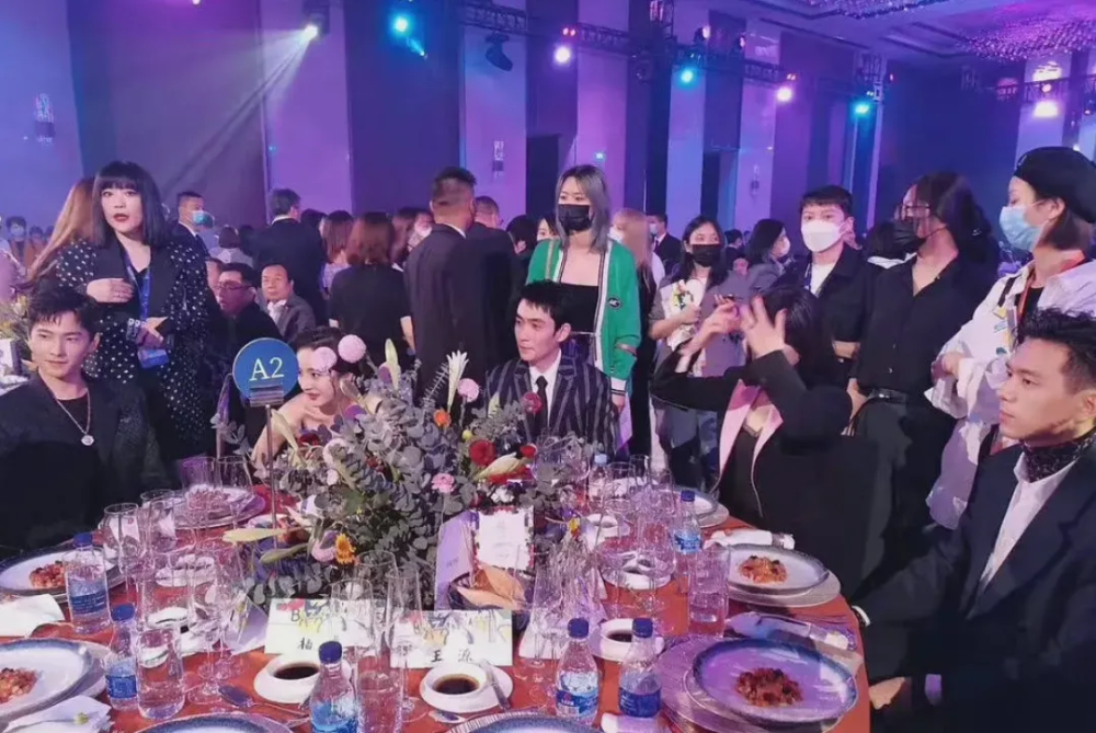 ​李现“助攻”站陈伟霆旁边  Baby慌避急得尴尬转圈