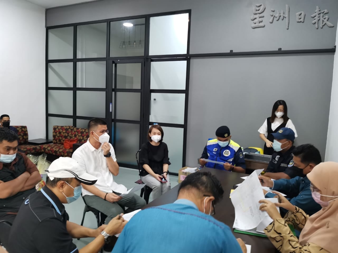 ​霹：小版头／牛只游荡扰民生 兽医局等设特别小组商方案