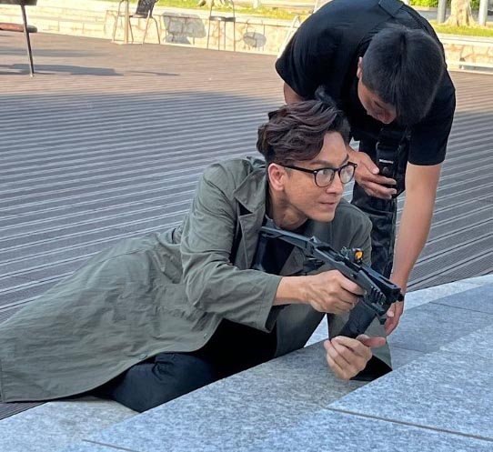 ​马国明闹市开真枪  专人指导严防悲剧