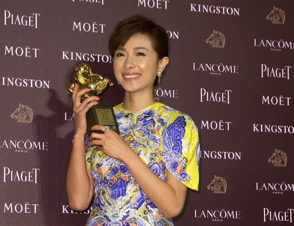 “吃饭要助理喂”全被拍 万茜澄清:是外甥女不是助理