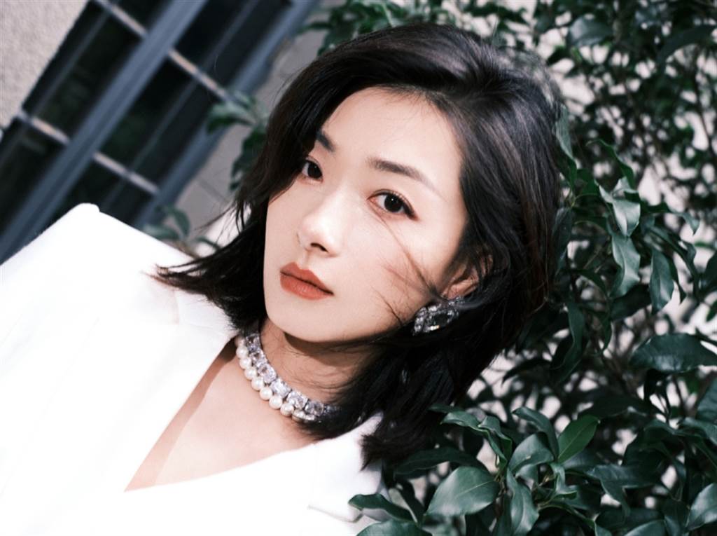 “吃饭要助理喂”全被拍 万茜澄清:是外甥女不是助理