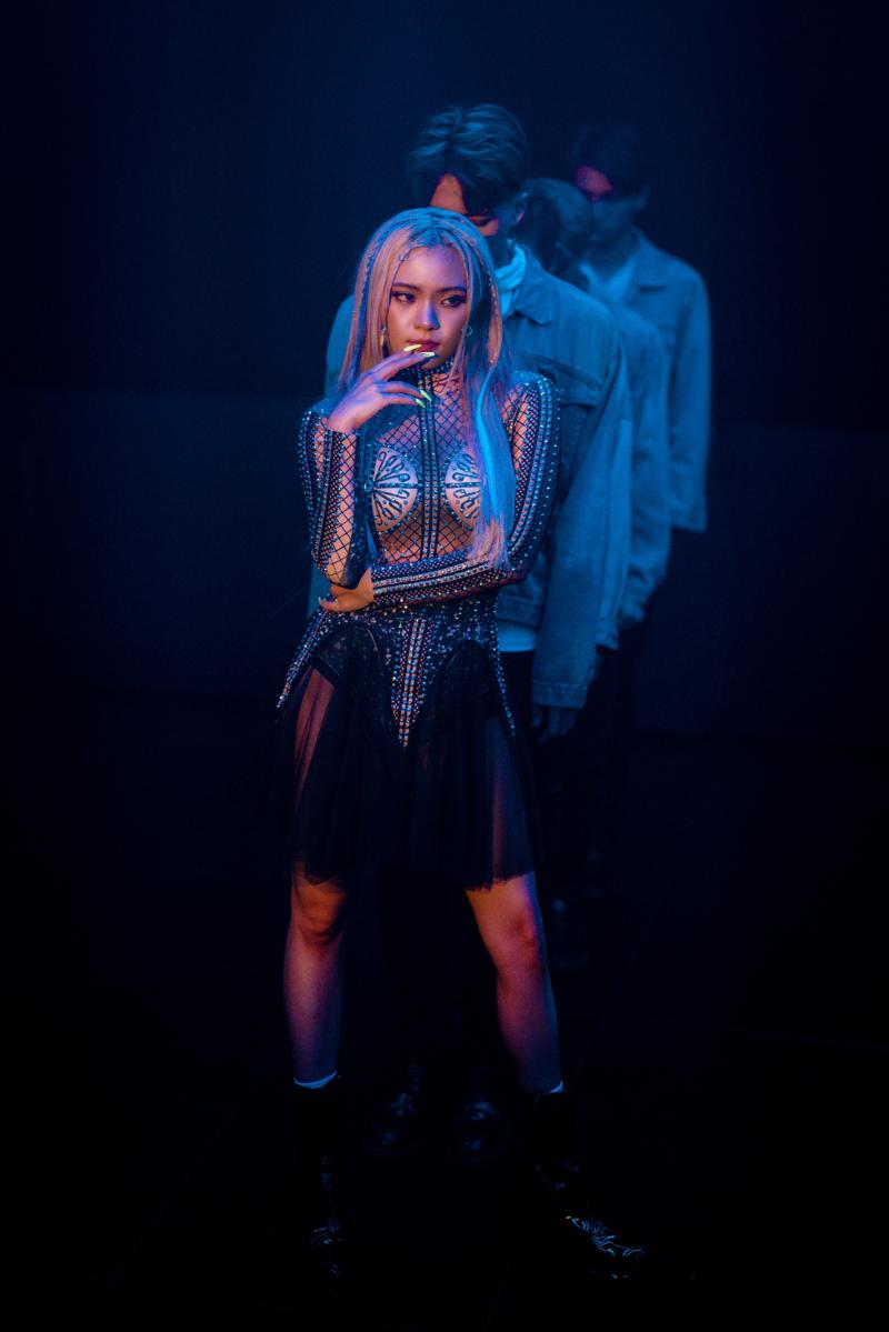 “碰姐”改名庞琂予　单曲MV造型性感狂野