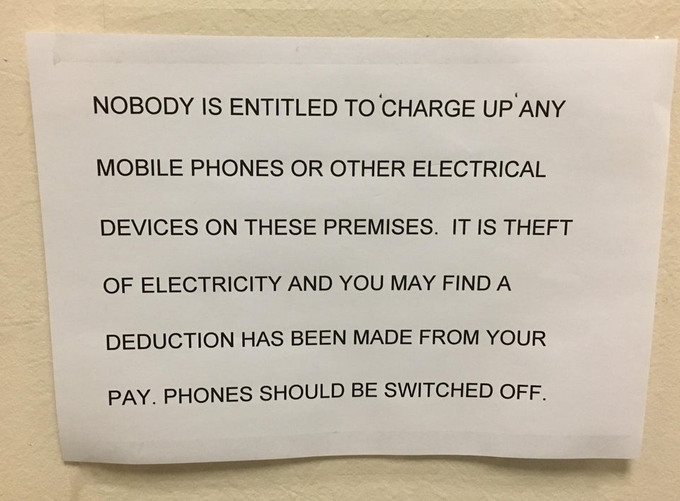 “这是偷电，扣薪！”·老板禁员工在公司为手机充电