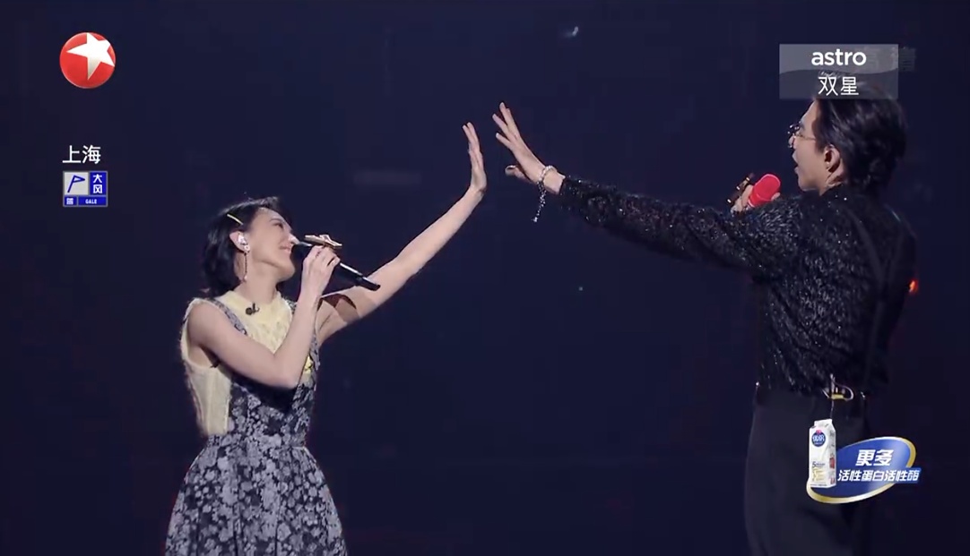 《我们的歌３》｜唱《怎样》乍见魔性走音男粉　戴佩妮惊躲刘宇宁身后