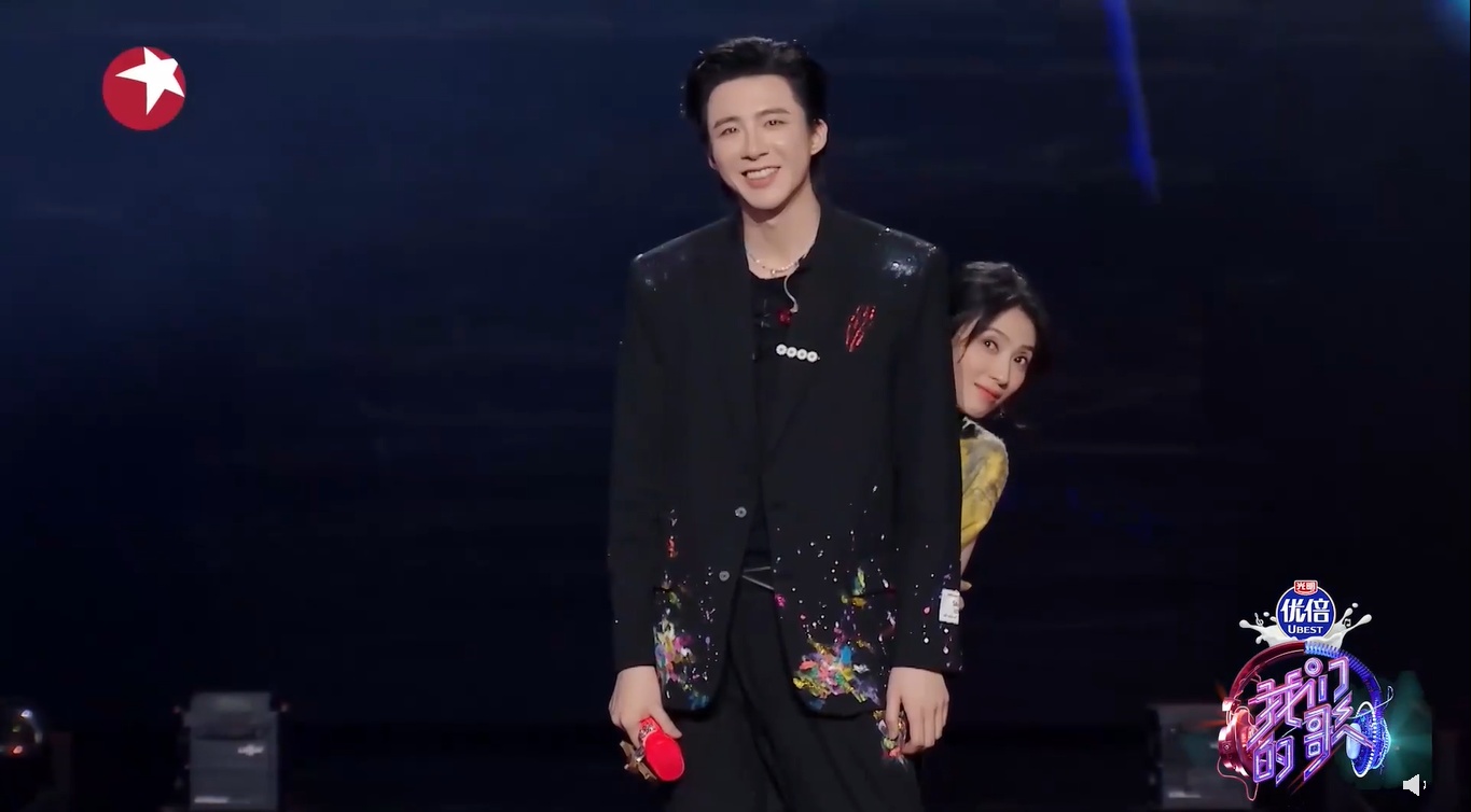 《我们的歌３》｜唱《怎样》乍见魔性走音男粉　戴佩妮惊躲刘宇宁身后