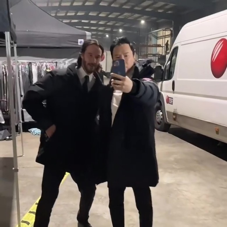 《捍卫任务4》杀青｜奇洛李维斯送礼又送抱　甄子丹不舍道别