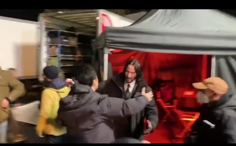 《捍卫任务4》杀青｜奇洛李维斯送礼又送抱　甄子丹不舍道别