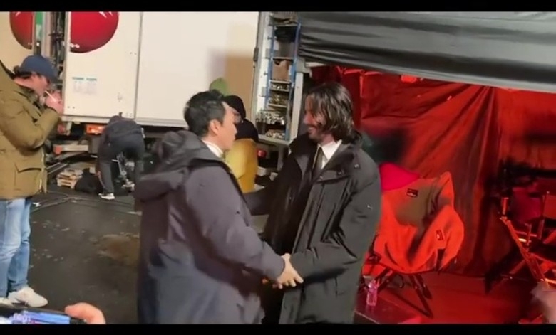 《捍卫任务4》杀青｜奇洛李维斯送礼又送抱　甄子丹不舍道别