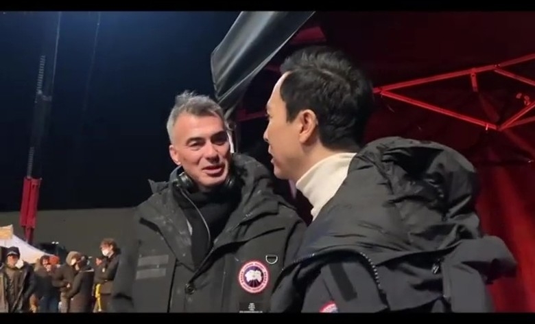 《捍卫任务4》杀青｜奇洛李维斯送礼又送抱　甄子丹不舍道别