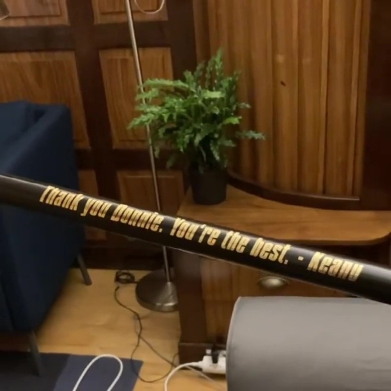 《捍卫任务4》杀青｜奇洛李维斯送礼又送抱　甄子丹不舍道别