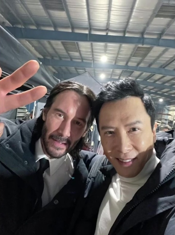 《捍卫任务4》杀青｜奇洛李维斯送礼又送抱　甄子丹不舍道别