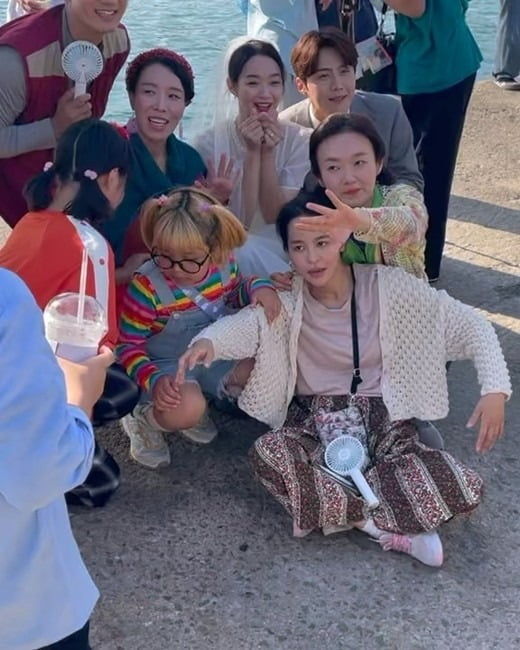 《海岸村》剧终1个月 申敏儿发花絮照低调挺金宣虎