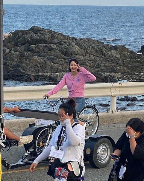 《海岸村》剧终1个月 申敏儿发花絮照低调挺金宣虎