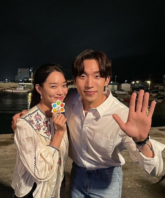 《海岸村》剧终1个月 申敏儿发花絮照低调挺金宣虎