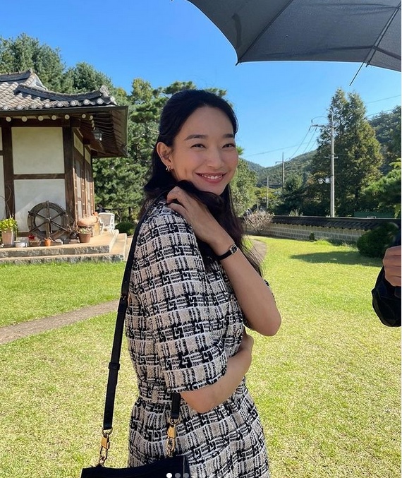 《海岸村》剧终1个月 申敏儿发花絮照低调挺金宣虎