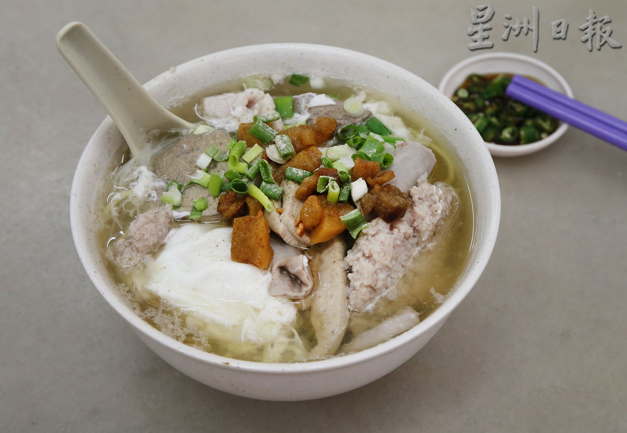 【人气美食】/旧街场26琼姐猪肉粉 汤清甜肉香