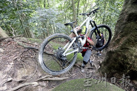 【极限挑战/01】山地车骑手:山路速降,超越极限挑战勇气