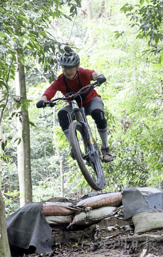 【极限挑战/01】山地车骑手:山路速降,超越极限挑战勇气