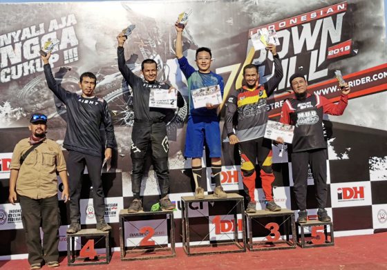 【极限挑战/01】山地车骑手:山路速降,超越极限挑战勇气