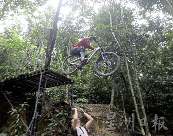 【极限挑战/01】山地车骑手:山路速降,超越极限挑战勇气