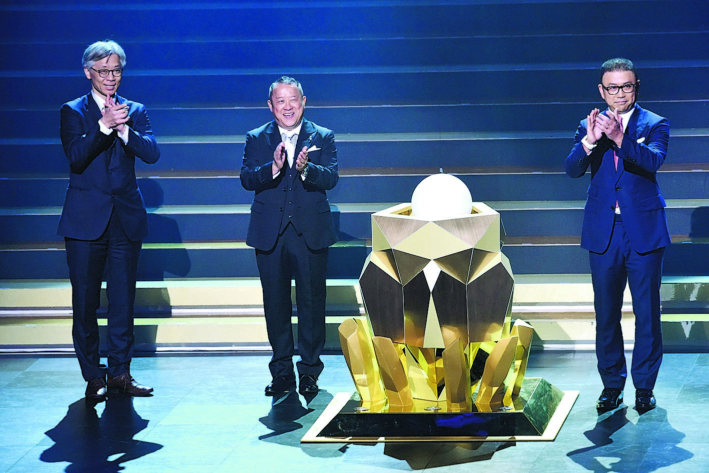 万千星辉贺台庆|曾志伟剪55发型抢眼 陈自瑶超性感艳绝地毯