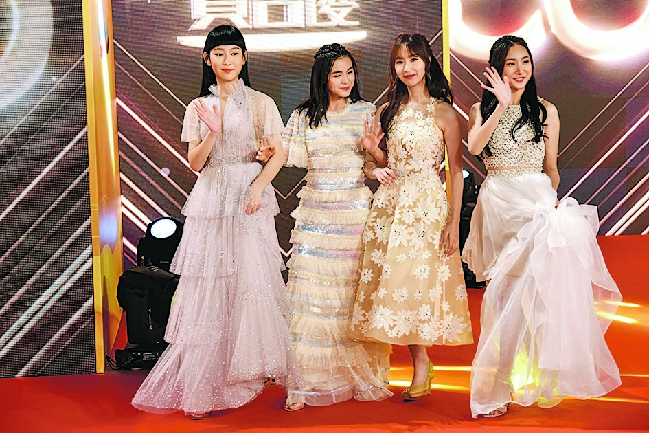 万千星辉贺台庆|曾志伟剪55发型抢眼 陈自瑶超性感艳绝地毯