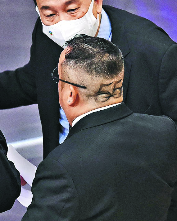 万千星辉贺台庆|曾志伟剪55发型抢眼 陈自瑶超性感艳绝地毯