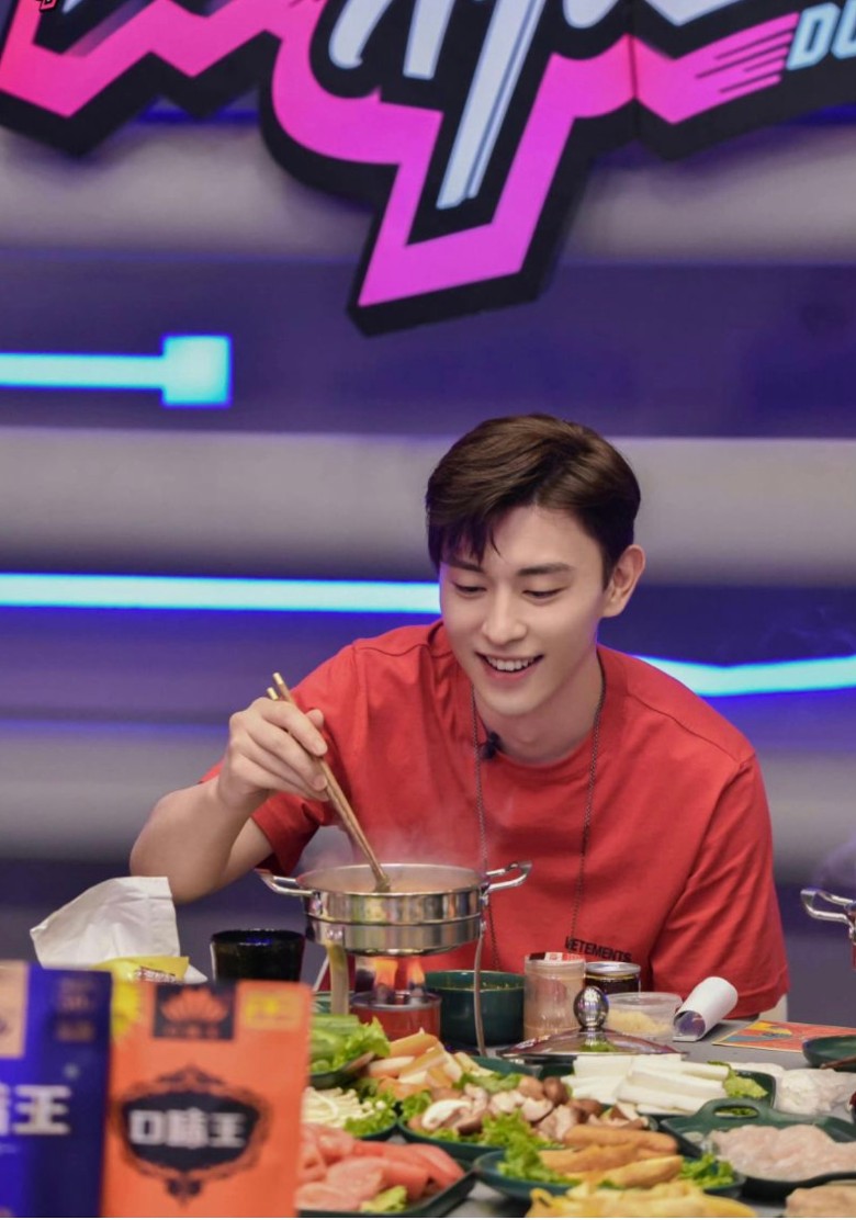 不满“平起平坐” 邓伦倪妮粉丝对撕