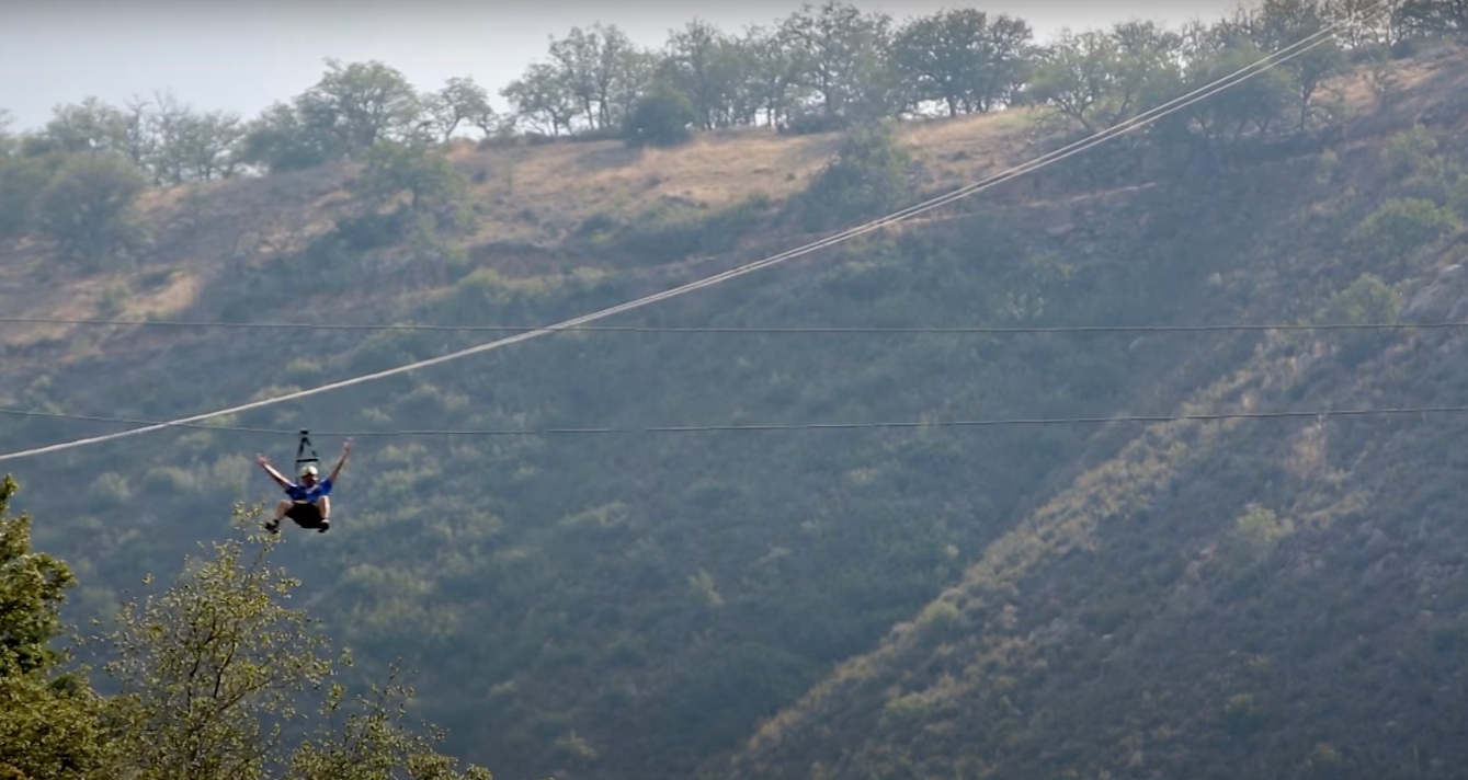 与女游客困30公尺高空　美飞索职员怕2人太重　为救她放手摔死自己