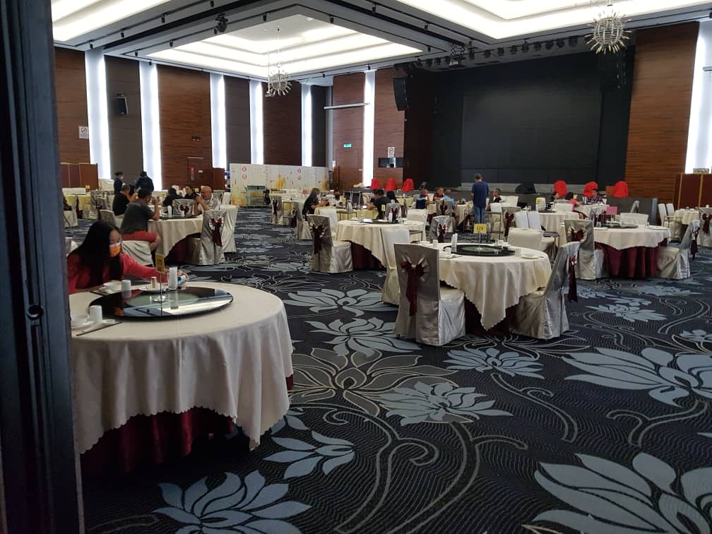 东1：酒家订单回温，但疫情不稳和防疫限制不明朗，不敢接明年婚宴订单。