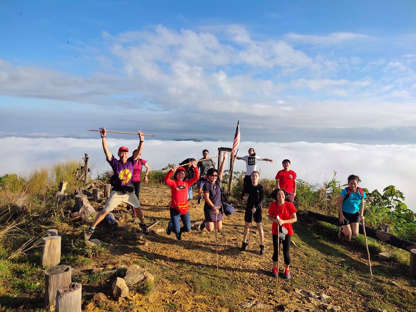 东:云海山的登山客不减