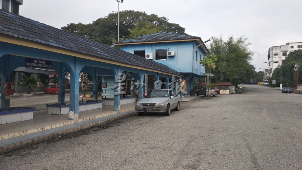 东:文德甲小型巴士站至今仍还未恢复原有的长途巴士服务班次,包括来往吉隆坡和新山的长巴服务。