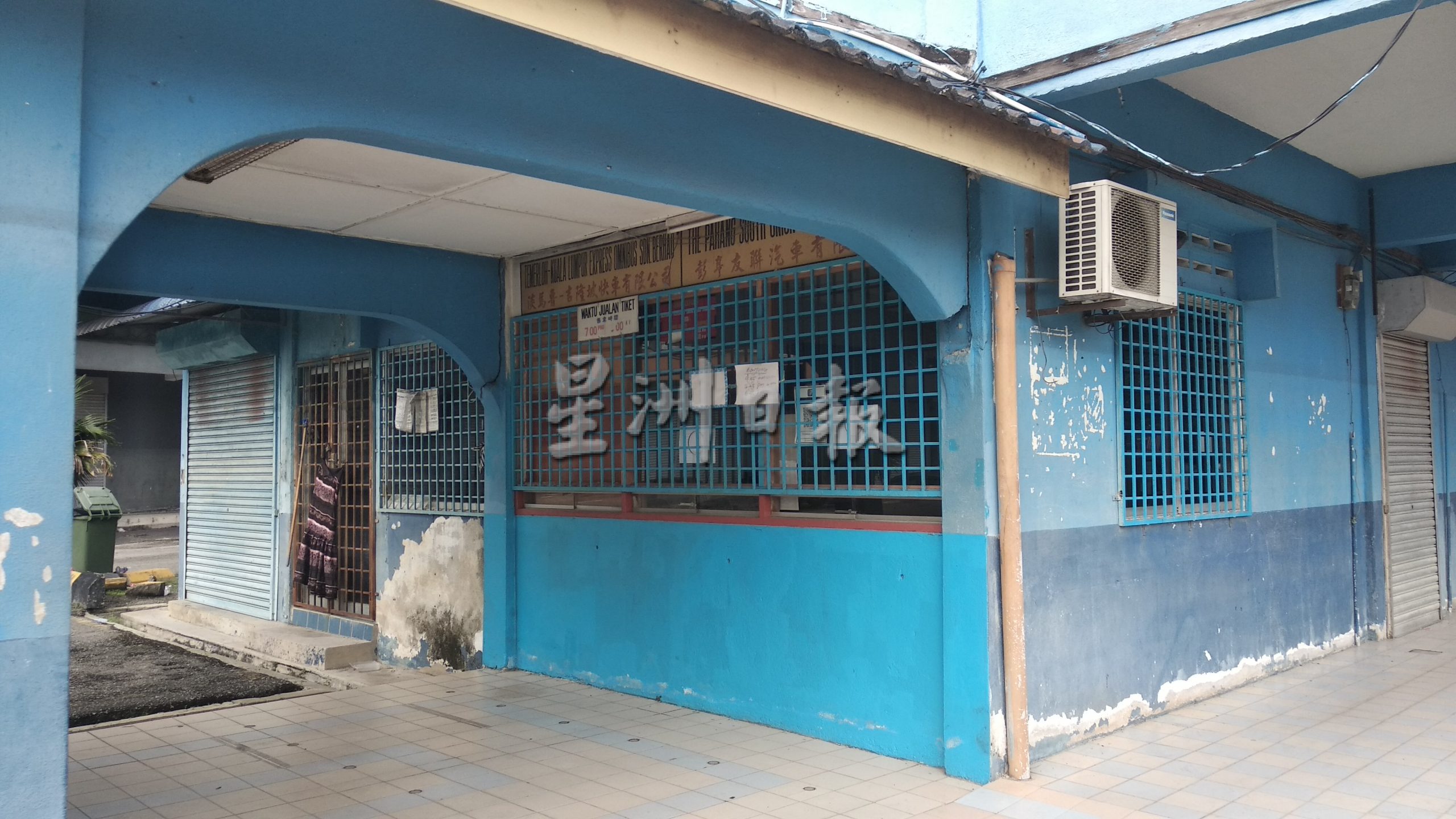 东:文德甲小型巴士站至今仍还未恢复原有的长途巴士服务班次,包括来往吉隆坡和新山的长巴服务。