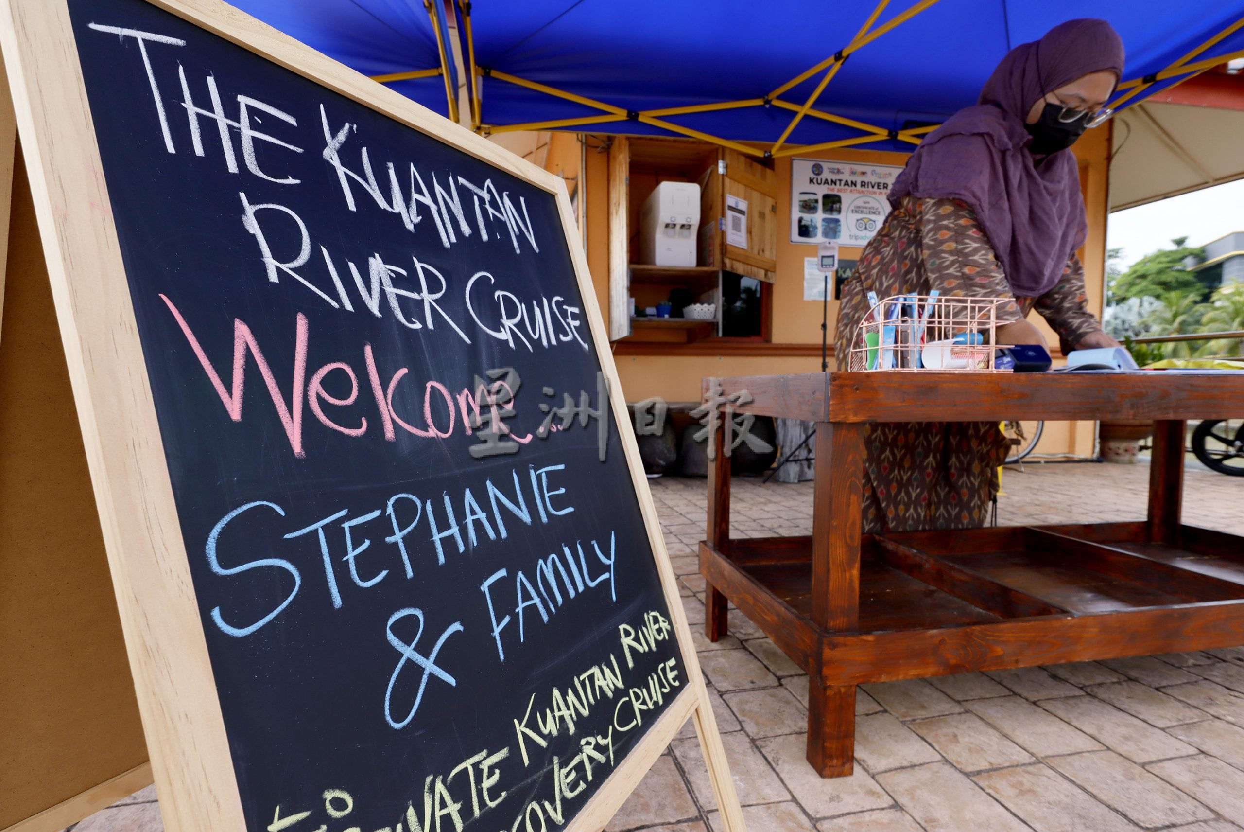 东：每天4趟游览关丹河畔，“逍遥游”观光船复业后大受欢迎。