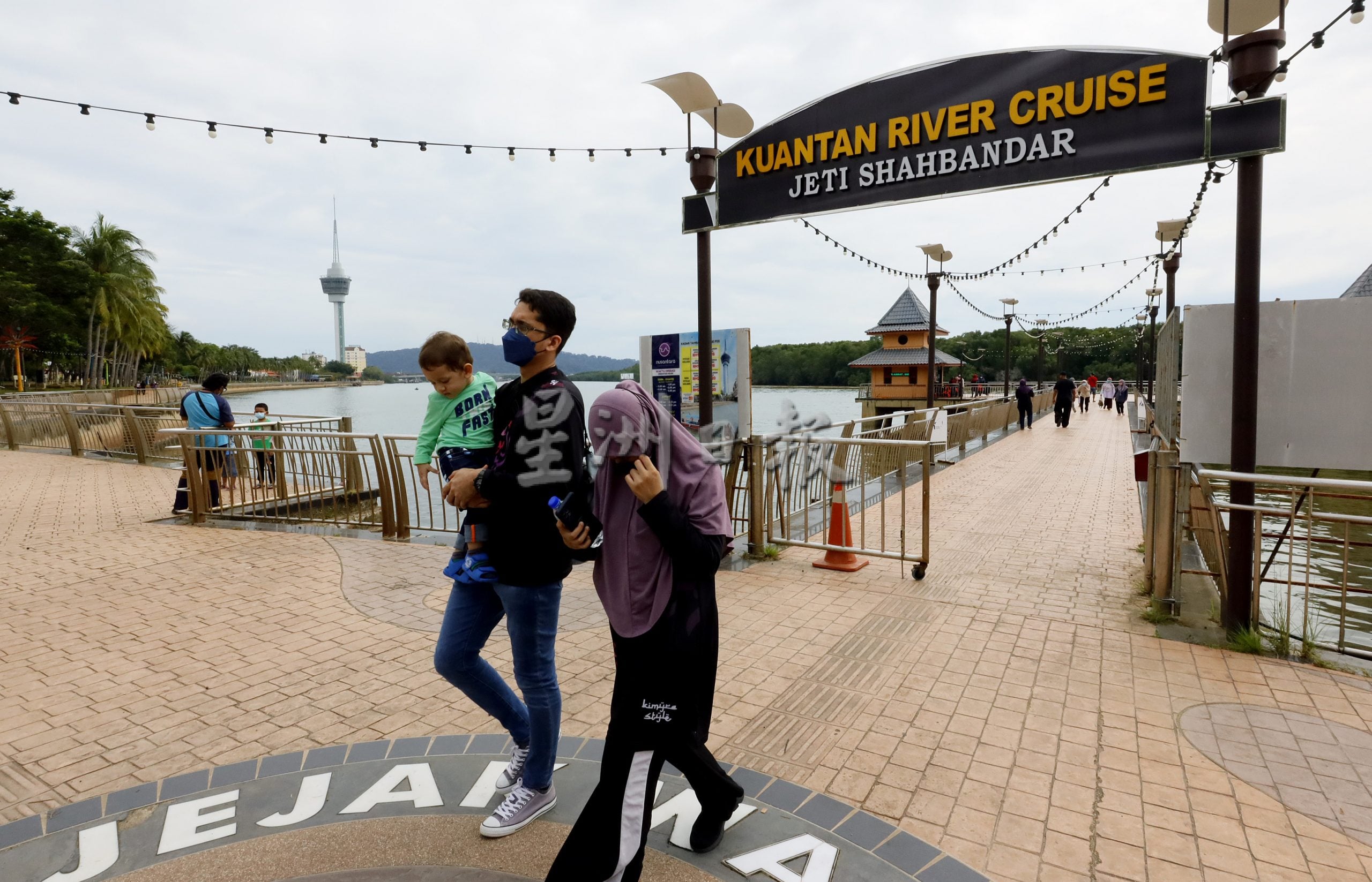 东：每天4趟游览关丹河畔，“逍遥游”观光船复业后大受欢迎。