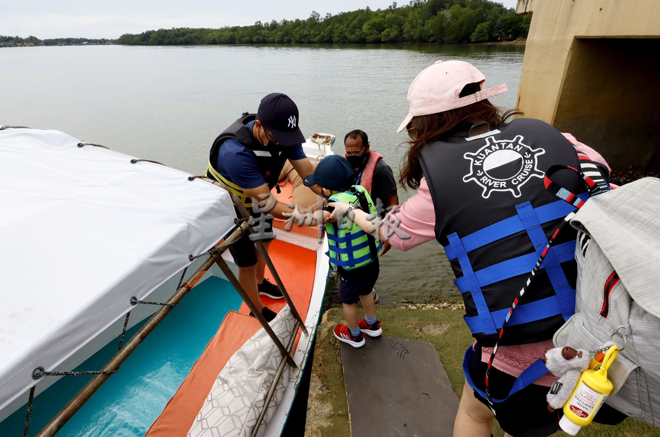 东：每天4趟游览关丹河畔，“逍遥游”观光船复业后大受欢迎。